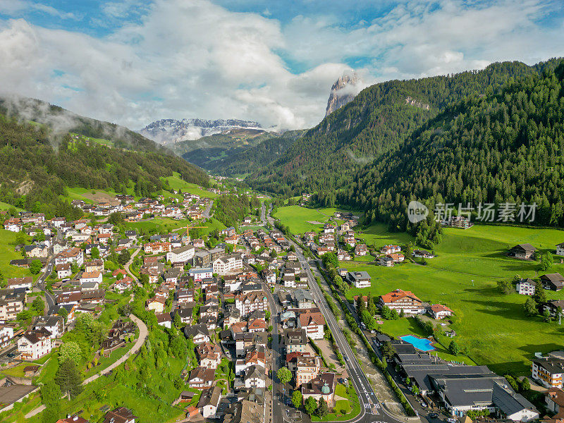 鸟瞰奥尔提塞村在Val Gardena意大利，奥尔提塞，风景秀丽的村庄在白云石